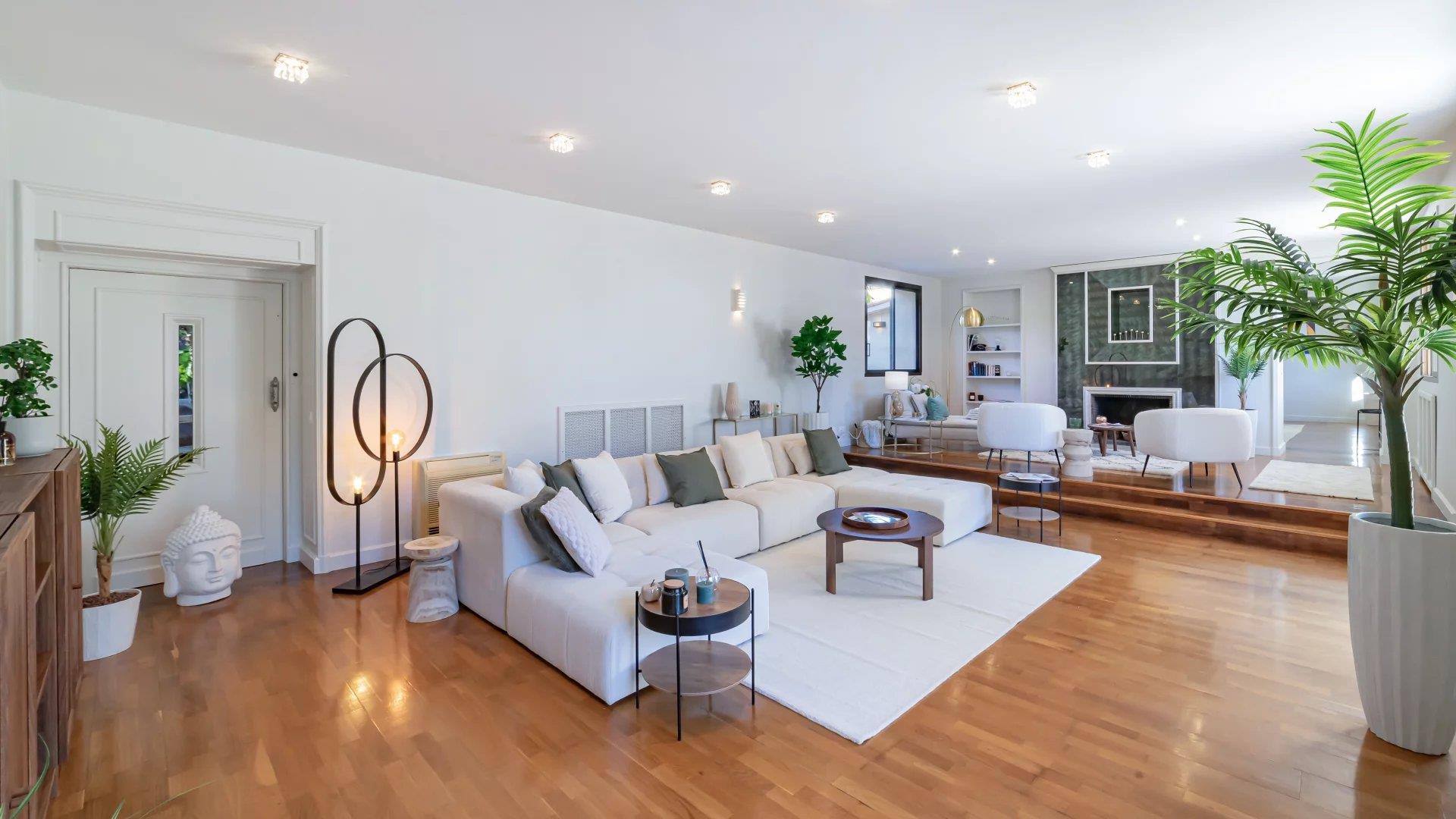 Purchase: House (06230)