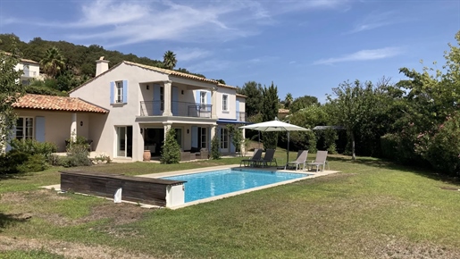 In a quiet environment and a secure domain, a lot of charm for this Neo-Provencal villa in excellent