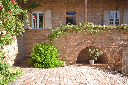 In the center of a Beaujolais village, magnificent authentic stone property with 340 m2of living spa
