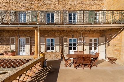 Au centre d’un village du Beaujolais, magnifique propriété authentique en pierre avec 340 m2 de sur