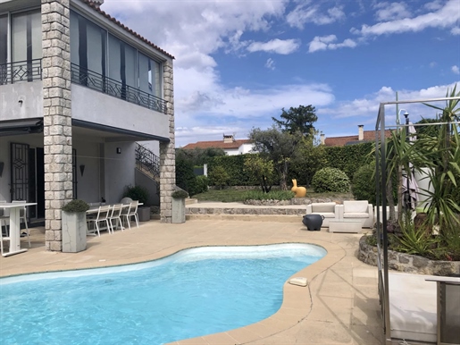 In Le Cannet, in a peaceful family environment close to all amenities, just a few minutes from Canne