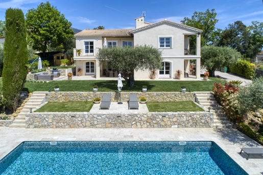 Nestled peacefully atop of a hill in the Riviera Countryside, this luxurious family villa offers mag