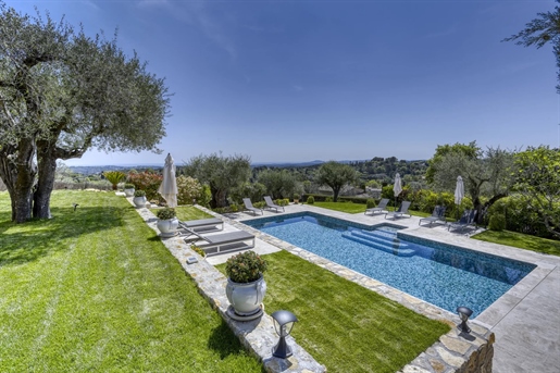 Nestled peacefully atop of a hill in the Riviera Countryside, this luxurious family villa offers mag