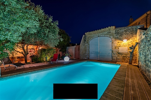 Quietly located in a village 7km from Uzes, beautiful residence offering great potential, comprising