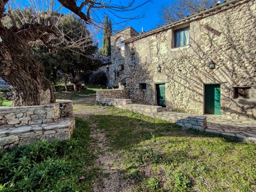 What a great investment opportunity this Provencal countryside estate with vineyard is......
