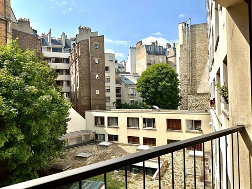 Paris 11ème - Niché au dernier étage d’un bel immeuble Art Nouveau, caché au coeur