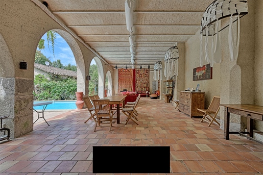 Just a few kilometers from Anduze, this group of buildings, formerly the outbuildings of the neighbo