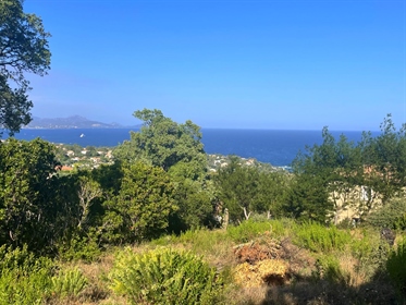 Building land with sea view in a gated estate in Les Issambres near Saint-Aygulf, rare opportunity t