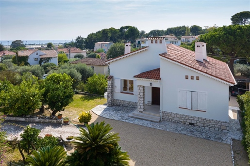 Charming detached house of approx. 190 m2, nestled on a magnificent flat plot of approx. 1,885 m2, i