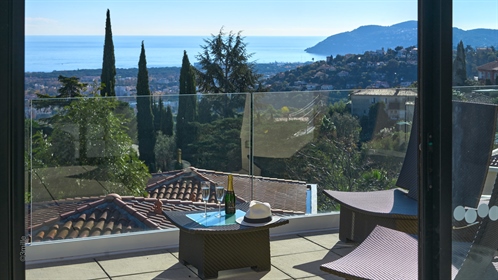 Located in a secure domain, 5 minutes from the town centre and 10 minutes from Cannes, enjoying a pa