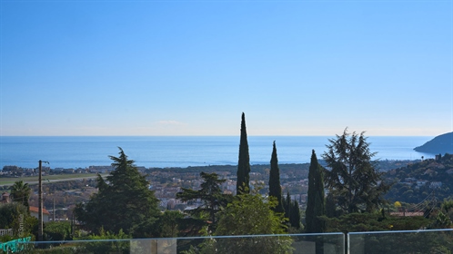 Located in a secure domain, 5 minutes from the town centre and 10 minutes from Cannes, enjoying a pa