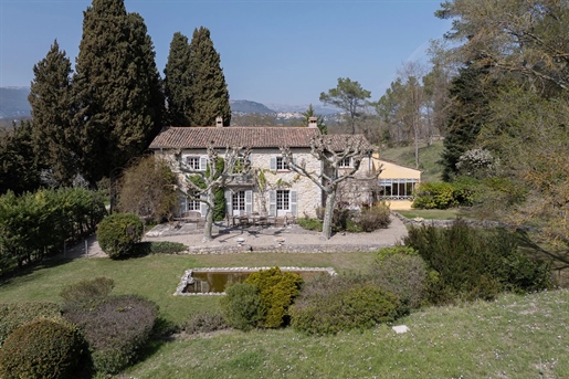 Située à Châteauneuf de Grasse, cette charmante ancienne bergerie implantée sur un terrain de 3 hec