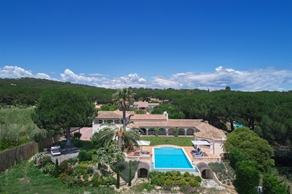In the heart of vineyards, nestled in greenery, and less than 10 minutes walk from Pampelonne beache