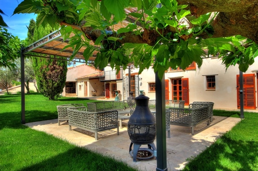 Totally charming property with an interesting history, located in the heart of Aups village in the V