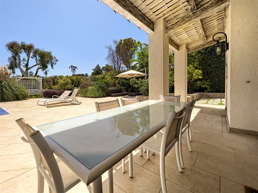 Very beautiful independent villa in the prestigious Domaine des Hauts de Vaurenier with sea view and