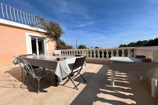 In the town of Grimaud this house of approximately 175m2 located on a plot of land of 2200m2. 
