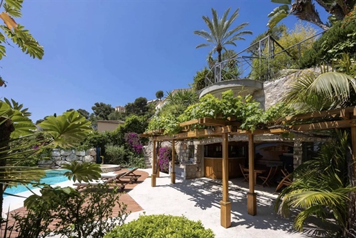 This charming villa in a residential area of Villefranche-sur-Mer is a true oasis of peace. Nestled