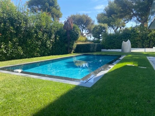 Located in Roquebrune-Cap Martin, within an exclusive and residential estate close to the beaches, t