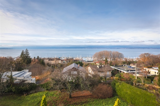 Spectacular 180 degree view on Lake Geneva.

Close to the town centre, this generously pro