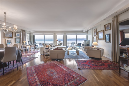 Spectacular 180 degree view on Lake Geneva.

Close to the town centre, this generously pro