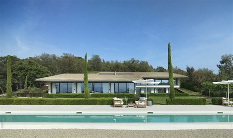 This superb architect villa of 564m2 in a fenced domain of 2 hectares, 10 minutes away from Mandelie