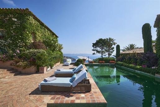 Attractive and imposing Provencal villa in a dominant position in the hills of Theoule sur Mer, offe