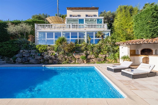 Located on the heights of Mandelieu sector Capitou, villa of 4 bedrooms on 3 levels of 187,40 m2 + a