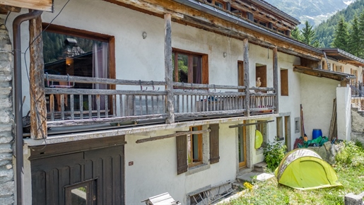 Great potential for this village farmhouse at the foot of the Grands Montets ski area.
 
T