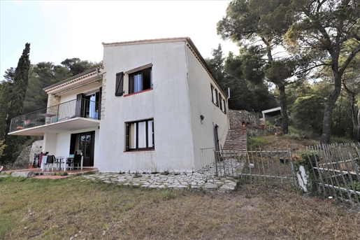 Full of potential, 193 m2 6-room villa to renovate nestled into the hillside on a 2455 m2 south-faci