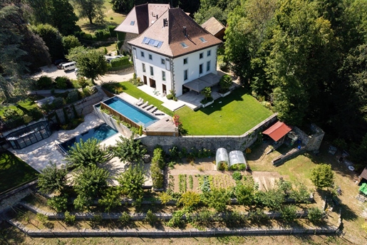 Wonderful location, just 20 minutes from the centre of Geneva, in the commune of Pers-Jussy. 
