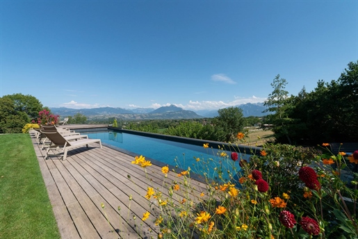 Wonderful location, just 20 minutes from the centre of Geneva, in the commune of Pers-Jussy. 
