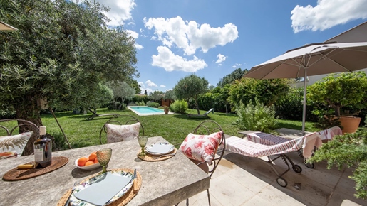 Set in beautiful surroundings in Paradou, just a short walk from the Alpilles and the village centre