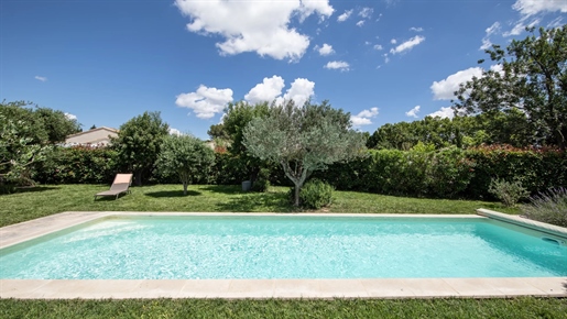 Set in beautiful surroundings in Paradou, just a short walk from the Alpilles and the village centre