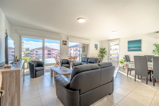 Bright duplex apartment Sainte-Maxime. 

Ideal location, close to shops, in a secure resid