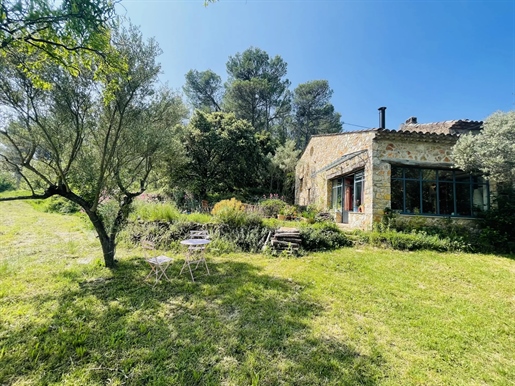 Property with a lot of charm, 3 km from the centre of Entrecasteaux, an authentic Provencal village