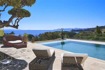 Only 110m from a sought-after sandy beach of Le Lavandou, splendid property with a panoramic view on