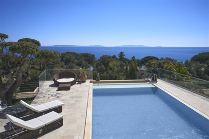 Only 110m from a sought-after sandy beach of Le Lavandou, splendid property with a panoramic view on