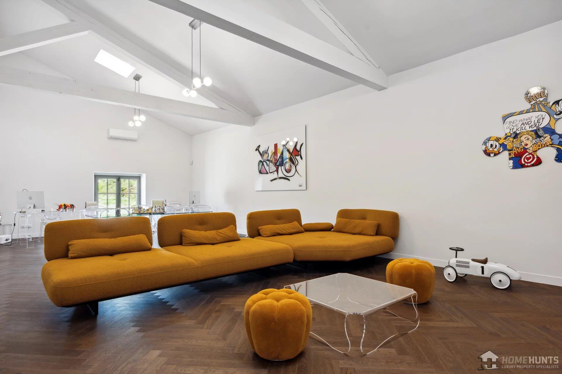 Purchase: Luxury property (83490)