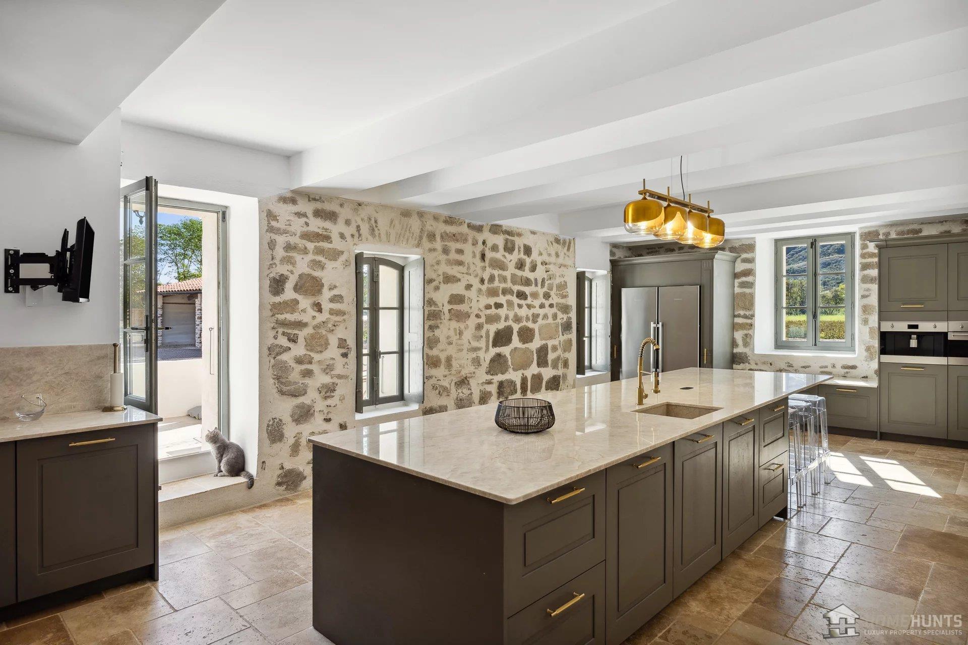 Purchase: Luxury property (83490)