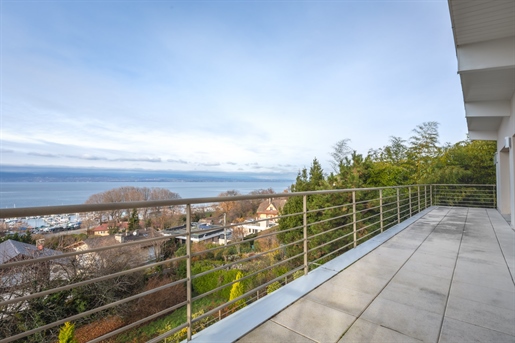 Spectacular 180 degree view on Lake Geneva.

Architect& 039 s villa with generous volumes