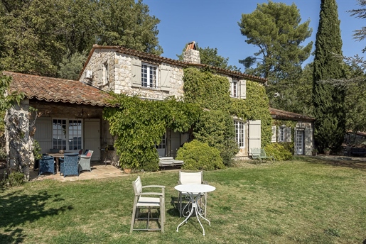 Ideally located between Fayence and Saillans, just 10 minutes away from charming villages and their