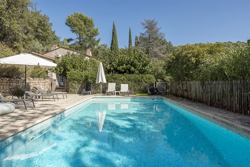 Ideally located between Fayence and Saillans, just 10 minutes away from charming villages and their