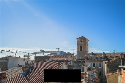 This town house of 196 sqm (158 m2 living space) is located in the heart of downtown La Ciotat, surm
