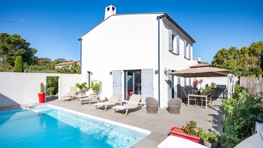 In the heart of the sought-after village of Maussane les Alpilles, this beautiful modern house is se