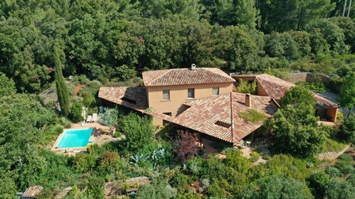 Ideally located on the heights of the village of Aups, famous for its truffles, a few minutes walk f
