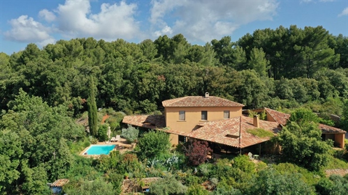 Ideally located on the heights of the village of Aups, famous for its truffles, a few minutes walk f