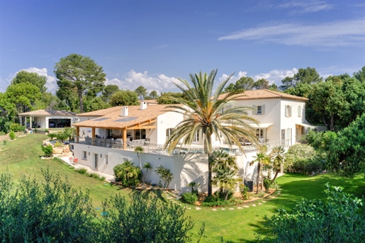 Located in a privileged and private residence, this charming family property of around 600m2 has rec