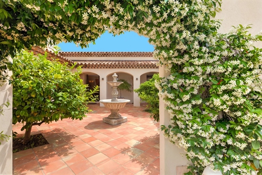 Located in a privileged and private residence, this charming family property of around 600m2 has rec