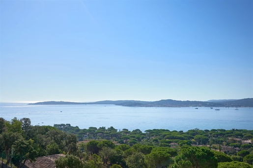 Located in a residential area in the town of Grimaud, this stunning well appointed modern property o