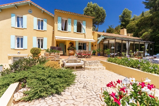 Charming villa located in the commune of Cassis with a beautiful view opening onto the bay and facin